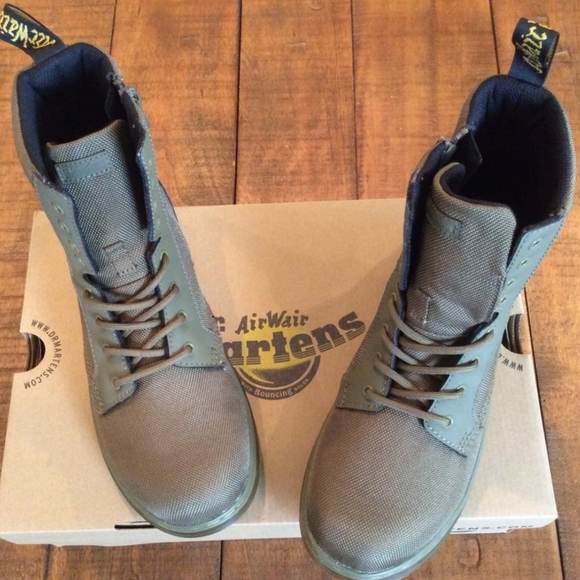 Dr Martens COMBS EXTRA TOUGH POLY CASUAL BOOTS. Like new condition. - Picture 5 of 7